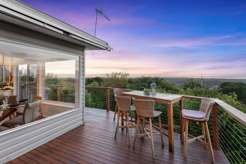 Oceanview 3-Bed Family Home With Cinema Room - Accommodation Main Beach 1