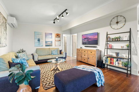Oceanview 3-Bed Family Home With Cinema Room - Accommodation Main Beach 3