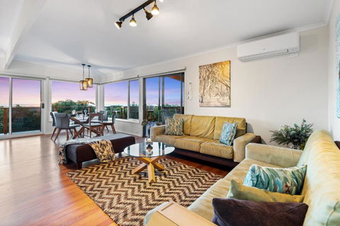 Oceanview 3-Bed Family Home With Cinema Room - Accommodation Main Beach 2