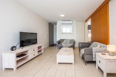 One Bright Point - Stunning Water Views - Accommodation Main Beach 2