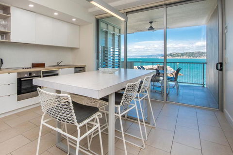One Bright Point - Stunning Water Views - Accommodation Main Beach 3