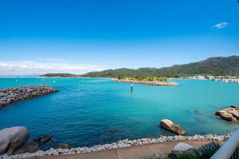 One Bright Point - Stunning Water Views - Accommodation Main Beach 0