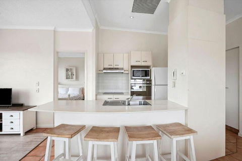 Ocean View Unit With Private Rooftop - Accommodation Main Beach 3