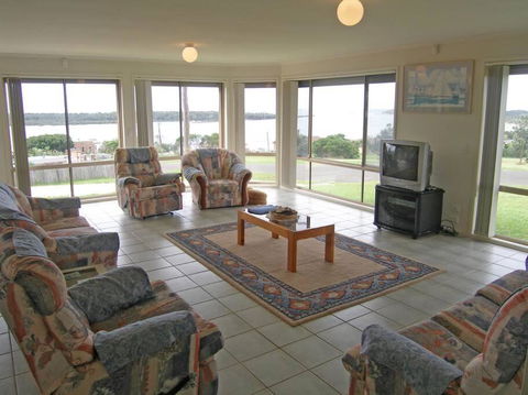 ORSO1O - Water View House - Accommodation Main Beach 1