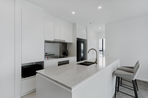 Panoramic Lake View 2-Bed With Pool, Gym And BBQ - Accommodation Main Beach 2