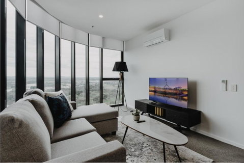 Panoramic Lake View 2-Bed With Pool, Gym And BBQ - Accommodation Main Beach 1