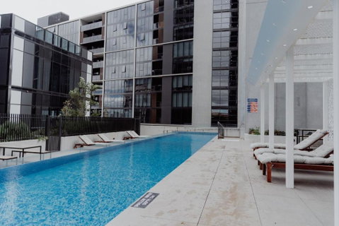 Panoramic Lake View 2-Bed With Pool, Gym And BBQ - Accommodation Main Beach 3