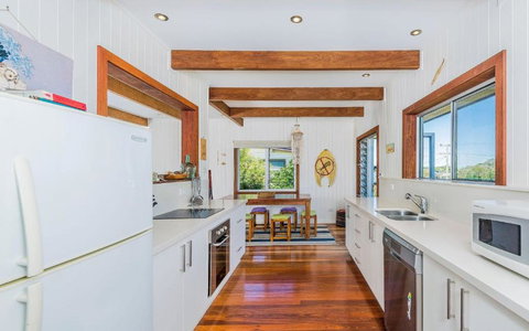 Pacifica House - Accommodation Main Beach 2