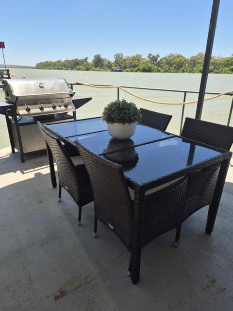 Paddle Wheeler Lilian - Accommodation Main Beach 1