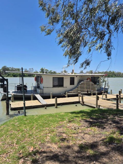 Paddle Wheeler Lilian - Accommodation Main Beach 3