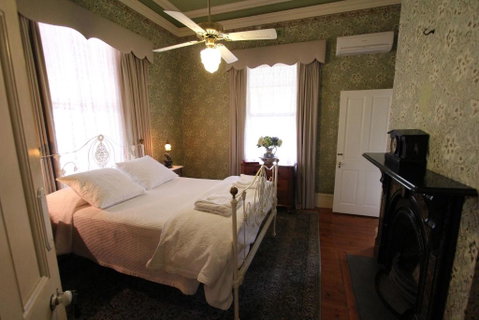 Palm House - Accommodation Main Beach 3