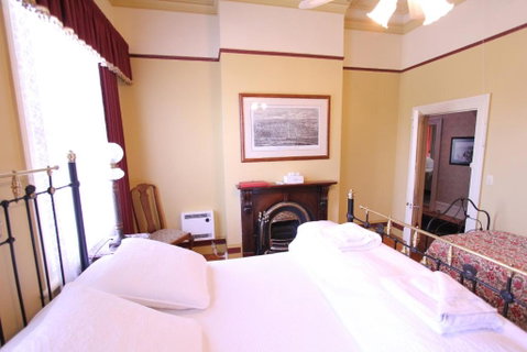 Palm House - Accommodation Main Beach 1