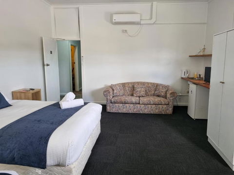 Parkes Hotel - Accommodation Main Beach 2