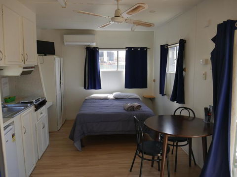 Parkes Country Cabins - Accommodation Main Beach 0