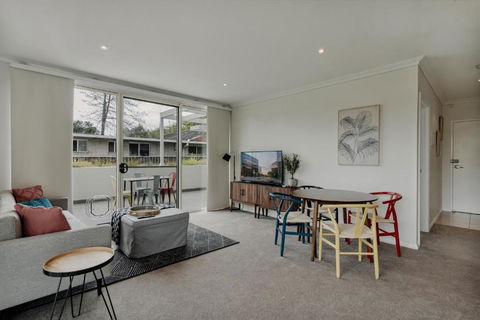 Peaceful 1-Bed Apartment Close To Lonsdale St - Accommodation Main Beach 0