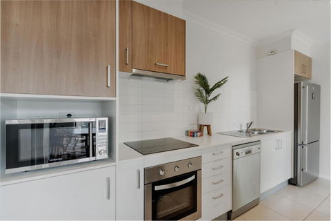 Peaceful 1-Bed Apartment Close To Lonsdale St - Accommodation Main Beach 1