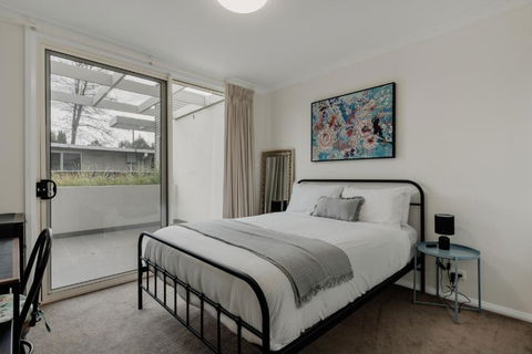 Peaceful 1-Bed Apartment Close To Lonsdale St - Accommodation Main Beach 2