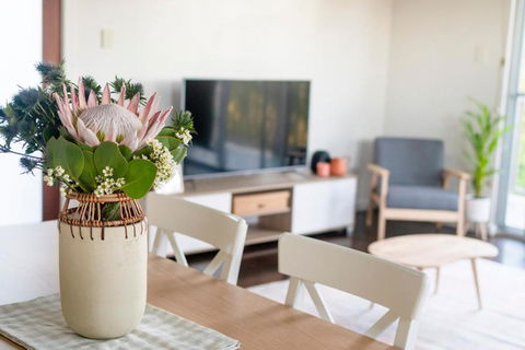 Peaceful Hills Escape: Charming 2-Story Retreat - Accommodation Main Beach 3