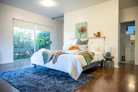 Peaceful Hills Escape: Charming 2-Story Retreat - Accommodation Main Beach 0