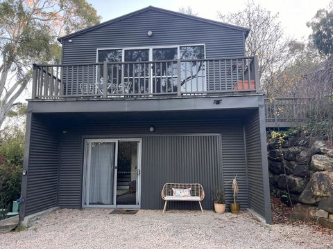 Peaceful Hills Escape: Charming 2-Story Retreat - Accommodation Main Beach 1