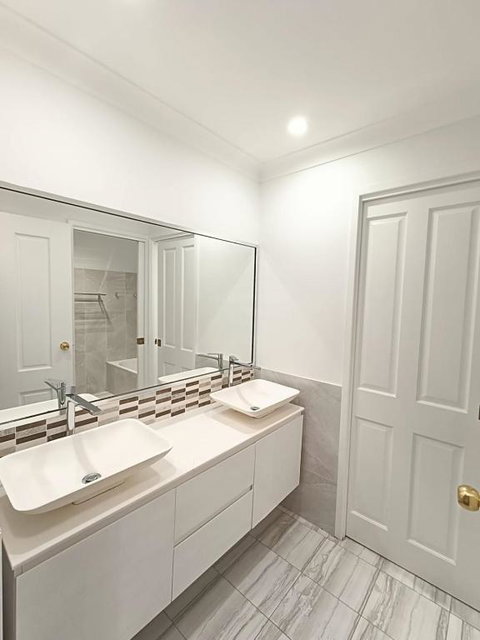 Peaceful Room In Modern Baulkham Hills Home - BH3 - Accommodation Main Beach 3