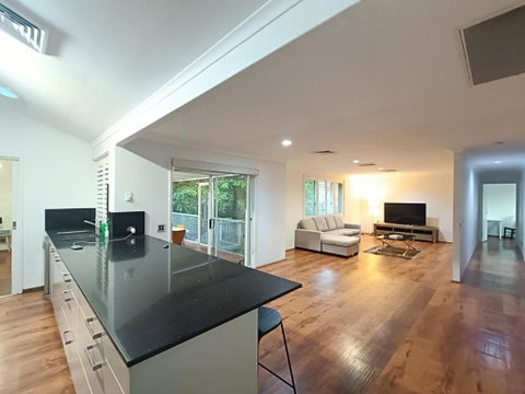 Peaceful Room In Modern Baulkham Hills Home - BH3 - Accommodation Main Beach 1