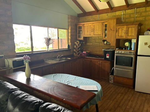 Peacock - Accommodation Main Beach 1