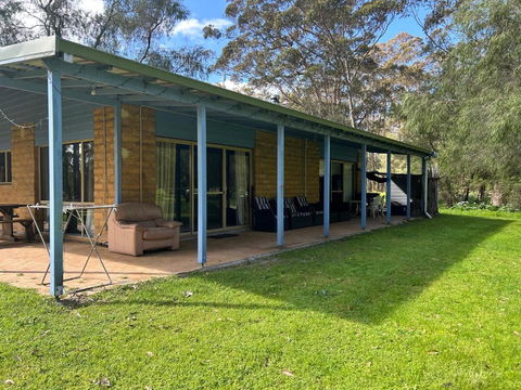 Peacock - Accommodation Main Beach 2