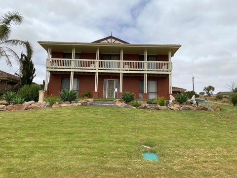 Pelican Retreat - Corporate / Tradie / Family - Accommodation Main Beach 1