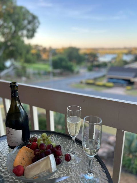 Pelican Retreat - Corporate / Tradie / Family - Accommodation Main Beach 3
