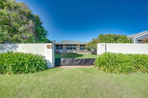 Peaceful Seaside Cottage - Accommodation Main Beach 0