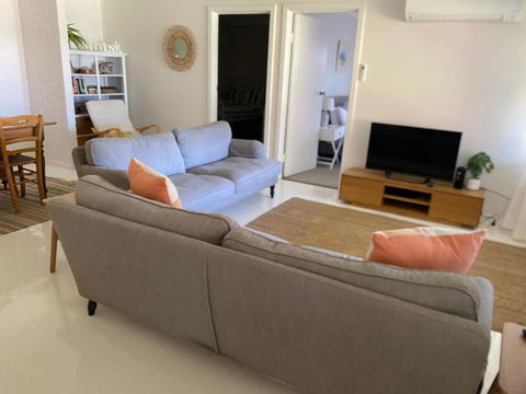 Peaceful Seaside Cottage - Accommodation Main Beach 3