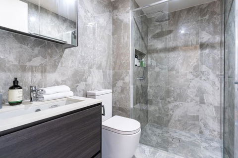 Perfectly Located 1BR BA Apartment - Accommodation Main Beach 3