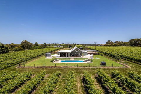 Pethick House - Accommodation Main Beach 1