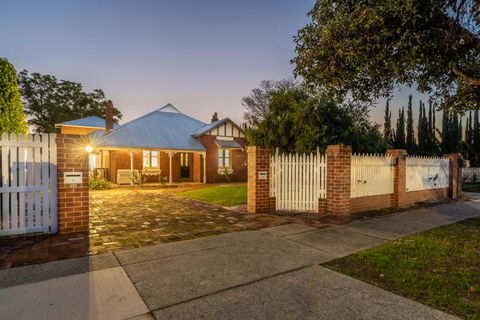 Picture Perfect Create Timeless Treasures - Accommodation Main Beach 0