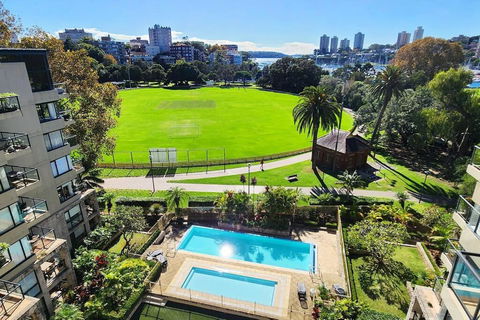 Penthouse With Private Terrace, Parking + 2 Pools - Accommodation Main Beach 3