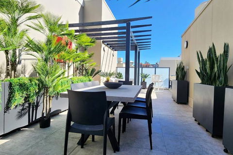 Penthouse With Private Terrace, Parking + 2 Pools - Accommodation Main Beach 1