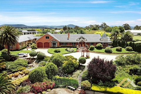 Perfect Entertainer-s Home With Pool - Accommodation Main Beach 0