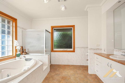 Perfect Entertainer-s Home With Pool - Accommodation Main Beach 2