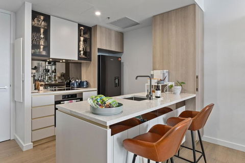 Perfect Location With 5 Star Amenities - Accommodation Main Beach 3