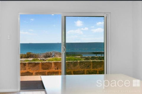 Perfect Oceanfront Cottesloe Apartment - Accommodation Main Beach 2