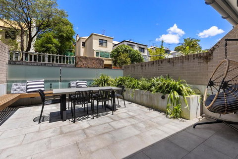 Perfect Vacation Home W Terrace & Private Garage - Accommodation Main Beach 1