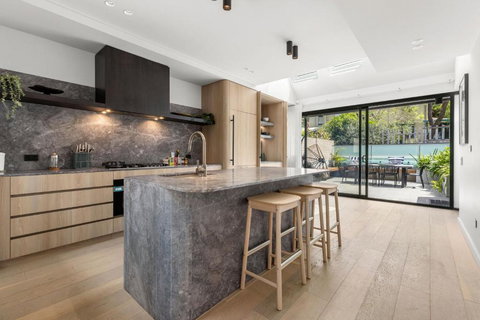 Perfect Vacation Home W Terrace & Private Garage - Accommodation Main Beach 0