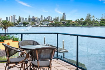 Perfect Waterfront Escape In Surfers Paradise with Accommodation Main Beach