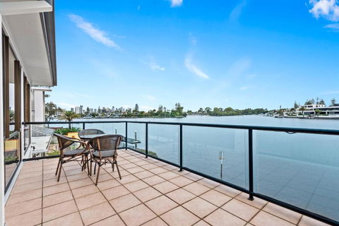 Perfect Waterfront Escape In Surfers Paradise - Accommodation Main Beach 2