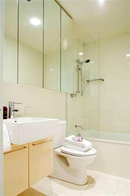 Perfectly Located Crows Nest Apartment C404 - Accommodation Main Beach 2