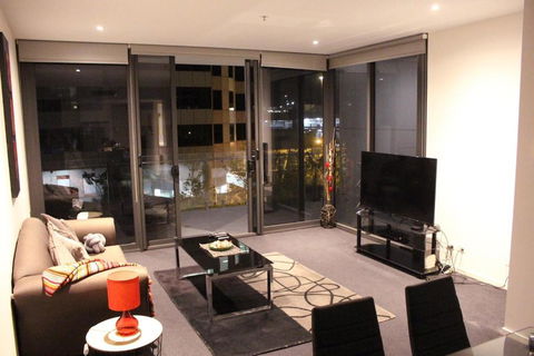 Perfectly Located Modern Apartment - Canberra CBD - Accommodation Main Beach 1