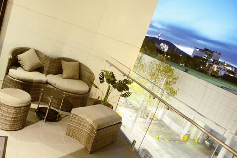 Perfectly Located Modern Apartment - Canberra CBD - Accommodation Main Beach 3