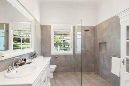 Pet Friendly Family Home In Brisbane - Relocations And Family Stays - Fast Internet - Parking - Netflix - Accommodation Main Beach 2