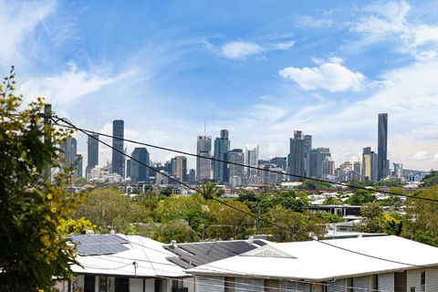 Pet Friendly Family Home In Brisbane - Relocations And Family Stays - Fast Internet - Parking - Netflix - Accommodation Main Beach 1